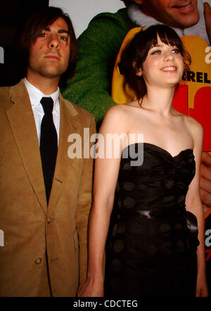 K33887ML. ELF-PREMIERE am THGE LOEWS ASTOR PLAZA Theater IN New York City .11/2/2003.  / 2003.JASON SCHWARTZMAN und ZOOEY DESCHANEL (Kredit-Bild: © Mitchell Levy/Globe Photos/ZUMAPRESS.com) Stockfoto