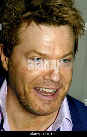 1. Januar 2011 - New York, New York, USA - EDDIE IZZARD. K29898RM. ERÖFFNUNGSABEND DER KREISVERKEHR THEATRE COMPANY... '' EIN TAG IN DEN TOD: JOE EI!'' AN AMERICAN AIRLINES THEATRE IN NEW YORK neue York.4/3/2003.  / 2003 (Kredit-Bild: © Rick Mackler/Globe Photos/ZUMAPRESS.com) Stockfoto