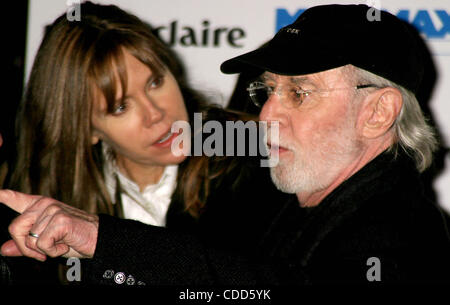 1. Januar 2011 - New York, New York, US - K36061RM. Die NEW Yorker PREMIERE von '' JERSEY GIRL'' AFTER-PARTY im HARD ROCK CAFE IN NEW YORK neue York.3/9/2004.  / 2004.GEORGE CARLIN (Kredit-Bild: © Rick Mackler/Globe Photos/ZUMAPRESS.com) Stockfoto