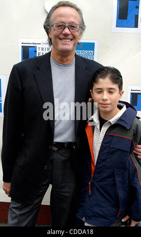 1. Januar 2011 - New York, New York, USA - PETER FONDA und Sohn EDDIE. K30566RM. *** EXCLUSIVE ***. TRIBECA FILMFESTIVAL. TRIBECA FAMILIE FESTIVAL PRÄSENTIERT '' '' MALDONADO WUNDER ''; (SALMA HAYEK REGIEDEBÜT) BEI der UA16 THEATRE IN NEW YORK neue York.5/11/2003.  / 2003 (Kredit-Bild: © Rick Mackle Stockfoto