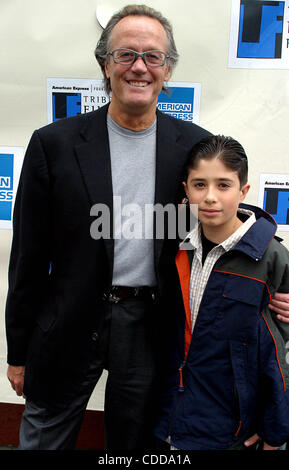 1. Januar 2011 - New York, New York, USA - PETER FONDA und Sohn EDDIE. K30566RM. *** EXCLUSIVE ***. TRIBECA FILMFESTIVAL. TRIBECA FAMILIE FESTIVAL PRÄSENTIERT '' '' MALDONADO WUNDER ''; (SALMA HAYEK REGIEDEBÜT) BEI der UA16 THEATRE IN NEW YORK neue York.5/11/2003.  / 2003 (Kredit-Bild: © Rick Mackle Stockfoto