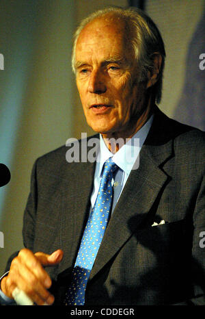 1. Januar 2011 - New York, New York, US - K30577RM. Datensatz Produzent SIR GEORGE MARTIN beschreibt seine Arbeit mit den BEATLES und fördert sein neue Buch "Wiedergabe" das 00 bei BARNES &AMP; NOBLE IN NEW YORK neue York.5/10/2003 verkauft.  / 2003 (Kredit-Bild: © Rick Mackler/Globe Fotos/ZUMAPRESS. Stockfoto