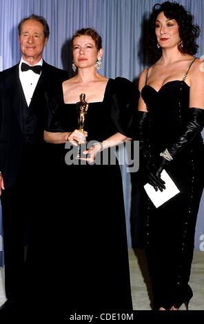 1. Januar 2011 - Hollywood, Kalifornien, USA - 1987 ACADEMY AWARDS / OSCARS. DON AMECHE, DIANE WIEST UND ANJELICA HUSTON. (Kredit-Bild: © Phil Roach/Globe Photos/ZUMAPRESS.com) Stockfoto