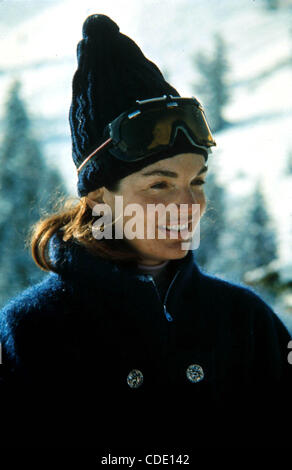1. Januar 2011 - Hollywood, Kalifornien, US - JACQUELINE KENNEDY ONASSIS Skifahren IN Kalifornien, 1965.  / / JACQUELINEKENNEDYONASSISRETRO (Kredit-Bild: © Phil Roach/Globe Photos/ZUMAPRESS.com) Stockfoto