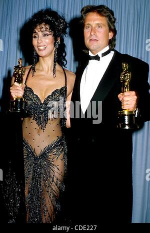 1. Januar 2011 - Hollywood, Kalifornien, USA - MICHAEL DOUGLAS AT 1988 ACADEMY AWARDS/OSCARS.  / / MICHAEL DOUGLAS UND CHER... MICHAELDOUGLASRETRO (Kredit-Bild: © Phil Roach/Globe Photos/ZUMAPRESS.com) Stockfoto