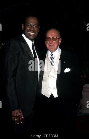 1. Januar 2011 - Hollywood, Kalifornien, USA - I5269PR.43RD jährlichen Pre-GRAMMY AWARDS PARTY im BEVERLY HILLS HILTON HOTEL, CA.02/20/2001.  / / 2001.LUTHER VANDROSS UND CLIVE DAVIS. LUTHERVANDROSSRETRO (Kredit-Bild: © Phil Roach/Globe Photos/ZUMAPRESS.com) Stockfoto