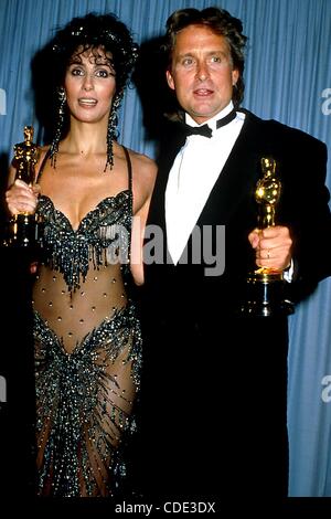 1. Januar 2011 - Hollywood, Kalifornien, USA - ACADEMY AWARDS / OSCARS.14962.CHER und MICHAEL DOUGLAS.  / / 1988 (Kredit-Bild: © Phil Roach/Globe Photos/ZUMAPRESS.com) Stockfoto