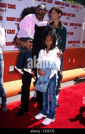 1. Januar 2011 - Hollywood, Kalifornien, US - I7612PR. DADDY DAY CARE PREMIERE AM NATIONALTHEATER, CA.05/04/2003.  / 2003.EDDIE MURPHY und Familie (Kredit-Bild: © Phil Roach/Globe Photos/ZUMAPRESS.com) Stockfoto