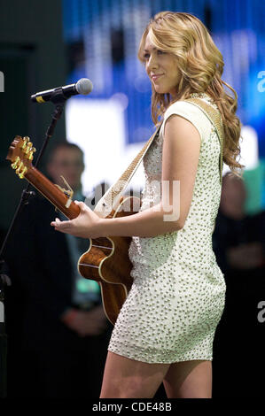 10. Januar 2011 - Detroit, Michigan, USA - zweifacher Grammy-Preisträger, Colbie Callait führt bei der Mercedes-Benz Pressekonferenz während der North American International Auto Show in Detroit, Michigan am 10. Januar 2011. (Kredit-Bild: © Mark Bialek/ZUMAPRESS.com) Stockfoto