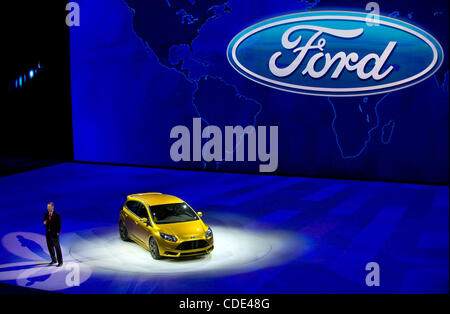 10. Januar 2011 - Detroit, Michigan, zeigt USA - Ford-CEO Alan Mulally eine elektrische 4-türigen Ford Focus, die im Jahr 2012, während der North American International Auto Show in Detroit, Michigan am 10. Januar 2011 erstellt werden. (Kredit-Bild: © Mark Bialek/ZUMAPRESS.com) Stockfoto