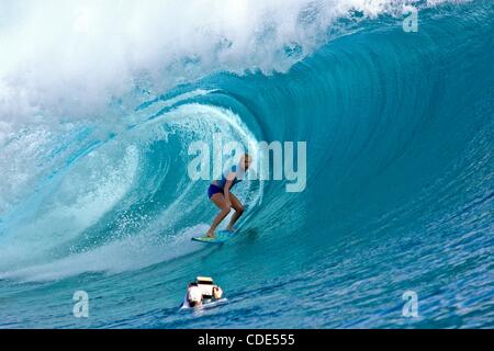 14. Februar 2011 - Angriff Teahupoo, Tahiti - "Soul Surfer" der inspirierende Film auf der Autobiografie von 19-Year-Old Champion Surfer BETHANY HAMILTON,, die seit über sechs Jahren trotzte allen Widrigkeiten basiert zu konkurrieren und gewinnen Berufsmeisterschaften nach verlieren ihren Arm in ein Hai im Alter von dreizehn. PI Stockfoto