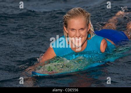 14. Februar 2011 - Angriff Teahupoo, Tahiti - "Soul Surfer" der inspirierende Film auf der Autobiografie von 19-Year-Old Champion Surfer BETHANY HAMILTON,, die seit über sechs Jahren trotzte allen Widrigkeiten basiert zu konkurrieren und gewinnen Berufsmeisterschaften nach verlieren ihren Arm in ein Hai im Alter von dreizehn. PIC Stockfoto