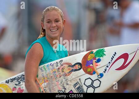 14. Februar 2011 - Angriff Teahupoo, Tahiti - "Soul Surfer" der inspirierende Film auf der Autobiografie von 19-Year-Old Champion Surfer BETHANY HAMILTON,, die seit über sechs Jahren trotzte allen Widrigkeiten basiert zu konkurrieren und gewinnen Berufsmeisterschaften nach verlieren ihren Arm in ein Hai im Alter von dreizehn.  PI Stockfoto