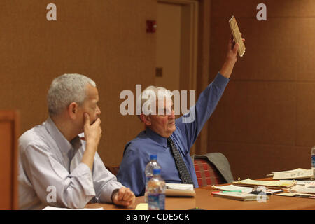 22. Februar 2011 - led Charlottesville, Virginia, USA - JULIAN BOND, links, Chairman Emeritus und Vorstandsmitglied der NAACP und Professor an der Corcoran Department of History an der University of Virginia, eine Diskussion über die Bürgerrechtsbewegung und die Medien mit Gast ARLIE SCHARDT, Journalist und publi Stockfoto