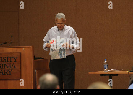 22. Februar 2011 - Charlottesville, Virginia, Vereinigte Staaten - JULIAN BOND, Chairman Emeritus und Vorstandsmitglied der NAACP und Professor an der Corcoran Department of History an der University of Virginia, führte eine Diskussion über die Bürgerrechtsbewegung und die Medien mit Gast (nicht abgebildet) A. Schardt, Journ Stockfoto