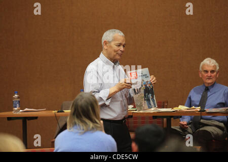 22. Februar 2011 - led Charlottesville, Virginia, USA - JULIAN BOND, links, Chairman Emeritus und Vorstandsmitglied der NAACP und Professor an der Corcoran Department of History an der University of Virginia, eine Diskussion über die Bürgerrechtsbewegung und die Medien mit Gast ARLIE SCHARDT, Journalist und publi Stockfoto