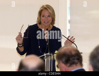 26. Februar 2011 - Charlottesville, Virginia, USA - CBS Evening News Anker KATIE COURIC war der Hauptredner für die Eröffnung des Emily Couric Clinical Cancer Center der University of Virginia Health System. Das Gebäude ist benannt nach ihrer Schwester Emily Couric an Bauchspeicheldrüsenkrebs in starb Stockfoto