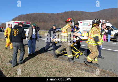 1. März 2011 waren - Charlottesville, Virginia, USA - Rettungskräfte von Albemarle County und Waynesboro auf der Bühne vier Autounfall Dienstagmorgen bei Meilenmarkierung 104 in der Nähe von Gedenkstätte VDOT Arbeiter auf 64. Die Polizei sagt, eine Person starb auf der Bühne und ein anderes wurde geflogen, der Universit Stockfoto