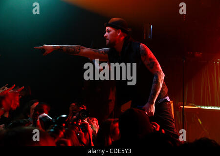 Good Charlotte im Irving Plaza in New York am 8. März 2011 durchführen.  Joel Madden - Lead-Gesang trägt einen Hut.  Paul Thomas auf Basis Billy Martin Gitarre Stockfoto