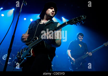 Good Charlotte im Irving Plaza in New York am 8. März 2011 durchführen.  Joel Madden - Lead-Gesang trägt einen Hut.  Paul Thomas auf Basis Billy Martin Gitarre Stockfoto