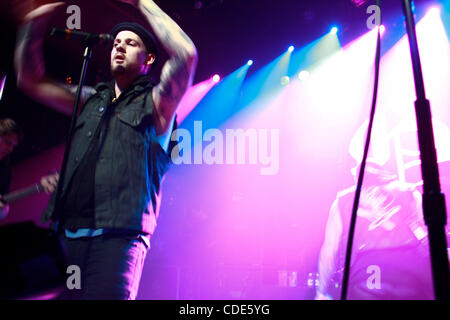 Good Charlotte im Irving Plaza in New York am 8. März 2011 durchführen.  Joel Madden - Lead-Gesang trägt einen Hut.  Paul Thomas auf Basis Billy Martin Gitarre Stockfoto