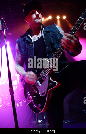 Good Charlotte im Irving Plaza in New York am 8. März 2011 durchführen.  Joel Madden - Lead-Gesang trägt einen Hut.  Paul Thomas auf Basis Billy Martin Gitarre Stockfoto