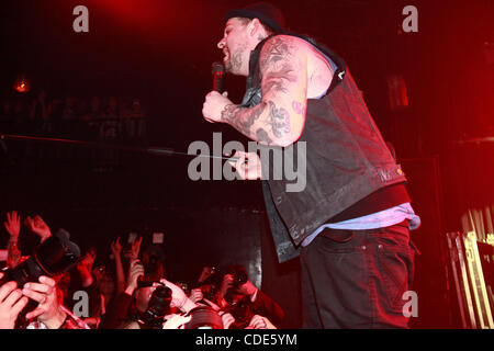 Good Charlotte im Irving Plaza in New York am 8. März 2011 durchführen.  Joel Madden - Lead-Gesang trägt einen Hut.  Paul Thomas auf Basis Billy Martin Gitarre Stockfoto