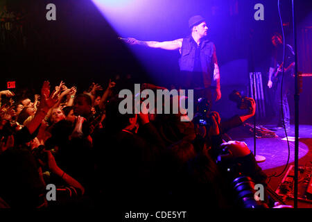 Good Charlotte im Irving Plaza in New York am 8. März 2011 durchführen.  Joel Madden - Lead-Gesang trägt einen Hut.  Paul Thomas auf Basis Billy Martin Gitarre Stockfoto