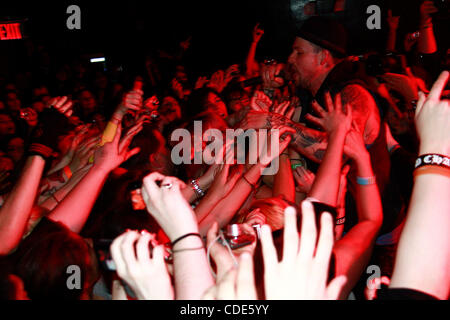 Good Charlotte im Irving Plaza in New York am 8. März 2011 durchführen.  Joel Madden - Lead-Gesang trägt einen Hut.  Paul Thomas auf Basis Billy Martin Gitarre Stockfoto