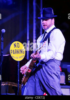 24. Januar 2011 - Bakersfield, Kalifornien - U.S.  -Social Distortion, die unter der Leitung von MIKE NESS führen an der Kern County Fairgrounds Montag. Ausführung mit Ness sind JONNY WICKERSHAM Guiter, Bassist BRETT HARDING und DAVE HIDALGO JR am Schlagzeug. (Bild Kredit: Alan Greth/ZUMAPress.com) Stockfoto