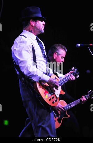 24. Januar 2011 - Bakersfield, Kalifornien - U.S.  -Social Distortion, die unter der Leitung von MIKE NESS führen an der Kern County Fairgrounds Montag. Ausführung mit Ness sind JONNY WICKERSHAM Guiter, Bassist BRETT HARDING und DAVE HIDALGO JR am Schlagzeug. (Bild Kredit: Alan Greth/ZUMAPress.com) Stockfoto