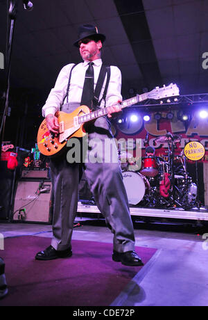 24. Januar 2011 - Bakersfield, Kalifornien - U.S.  -Social Distortion, die unter der Leitung von MIKE NESS führen an der Kern County Fairgrounds Montag. Ausführung mit Ness sind JONNY WICKERSHAM Guiter, Bassist BRETT HARDING und DAVE HIDALGO JR am Schlagzeug. (Bild Kredit: Alan Greth/ZUMAPress.com) Stockfoto