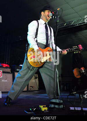 24. Januar 2011 - Bakersfield, Kalifornien - U.S.  -Social Distortion, die unter der Leitung von MIKE NESS führen an der Kern County Fairgrounds Montag. Ausführung mit Ness sind JONNY WICKERSHAM Guiter, Bassist BRETT HARDING und DAVE HIDALGO JR am Schlagzeug. (Bild Kredit: Alan Greth/ZUMAPress.com) Stockfoto