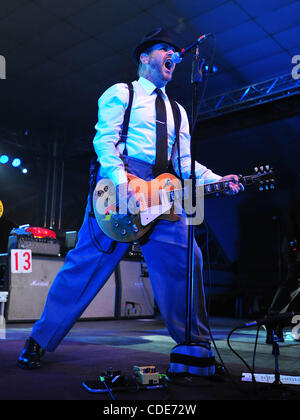 24. Januar 2011 - Bakersfield, Kalifornien - U.S.  -Social Distortion, die unter der Leitung von MIKE NESS führen an der Kern County Fairgrounds Montag. Ausführung mit Ness sind JONNY WICKERSHAM Guiter, Bassist BRETT HARDING und DAVE HIDALGO JR am Schlagzeug. (Bild Kredit: Alan Greth/ZUMAPress.com) Stockfoto