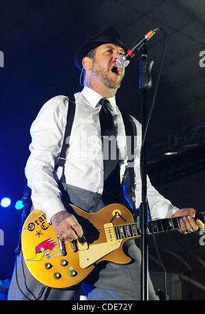 24. Januar 2011 - Bakersfield, Kalifornien - U.S.  -Social Distortion, die unter der Leitung von MIKE NESS führen an der Kern County Fairgrounds Montag. Ausführung mit Ness sind JONNY WICKERSHAM Guiter, Bassist BRETT HARDING und DAVE HIDALGO JR am Schlagzeug. (Bild Kredit: Alan Greth/ZUMAPress.com) Stockfoto