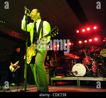 24. Januar 2011 - Bakersfield, Kalifornien - U.S.  -Social Distortion, die unter der Leitung von MIKE NESS führen an der Kern County Fairgrounds Montag. Ausführung mit Ness sind JONNY WICKERSHAM Guiter, Bassist BRETT HARDING und DAVE HIDALGO JR am Schlagzeug. (Bild Kredit: Alan Greth/ZUMAPress.com) Stockfoto