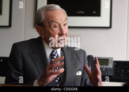 WARREN CHRISTOPHER (27. Oktober 1925 - 18. März 2011) ehemaliger Staatssekretär, Jurist und Diplomat. Christophers erfolgen in einer umfassenden öffentlichen Karriere zählen Vermittlung der bosnischen Friedensabkommen für die Clinton-Administration und führen eine unabhängige Untersuchung der Polizei von Los Angeles Stockfoto