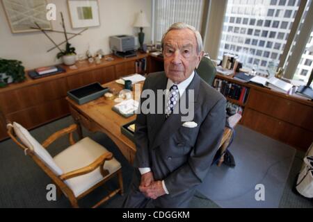 WARREN CHRISTOPHER (27. Oktober 1925 - 18. März 2011) ehemaliger Staatssekretär, Jurist und Diplomat. Christophers erfolgen in einer umfassenden öffentlichen Karriere zählen Vermittlung der bosnischen Friedensabkommen für die Clinton-Administration und führen eine unabhängige Untersuchung der Polizei von Los Angeles Stockfoto