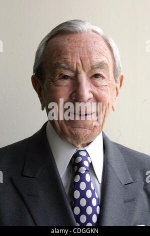 WARREN CHRISTOPHER (27. Oktober 1925 - 18. März 2011) ehemaliger Staatssekretär, Jurist und Diplomat. Christophers erfolgen in einer umfassenden öffentlichen Karriere zählen Vermittlung der bosnischen Friedensabkommen für die Clinton-Administration und führen eine unabhängige Untersuchung der Polizei von Los Angeles Stockfoto