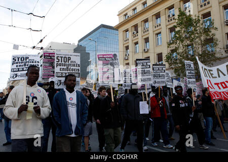 15. Januar 2011 - Athen, Griechenland - Studenten, Immigranten und Gewerkschaften protestieren gegen die 12,5 Kilometer langen Zaun will die griechische Regierung an der Evros-Grenze gegen Einwanderer Kreuzung in Griechenland zu bauen (Credit-Bild: © Aristidis Vafeiadakis/ZUMAPRESS.com) Stockfoto