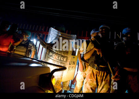 16. Januar 2011 - Port Au Prince, Haiti - UN und der lokalen Polizei Wache vor Jean-Claude "Baby Doc" Duvalier zurück in Port Au Prince nach, die im Jahr 1986 verdrängt worden. (Kredit-Bild: © Mark Murrmann/ZUMAPRESS.com) Stockfoto