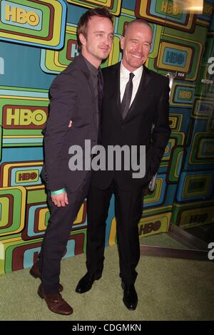 16. Januar 2011 - Hollywood, Kalifornien, US - I14814CHW. HBO 68. Annual Golden Awards - After-Party. Das Beverly Hilton Hotel, Beverly Hills, CA. 01/16/11.AARON PAUL UND BRYAN CRANSTON. 2011 (Kredit-Bild: © Clinton Wallace/Globe Photos/ZUMAPRESS.com) Stockfoto