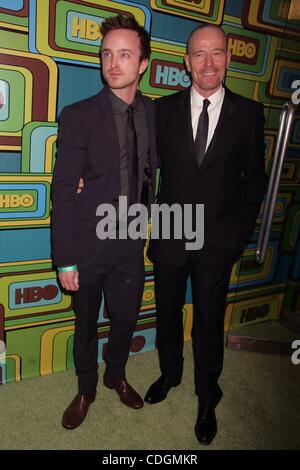 16. Januar 2011 - Hollywood, Kalifornien, US - I14814CHW. HBO 68. Annual Golden Awards - After-Party. Das Beverly Hilton Hotel, Beverly Hills, CA. 01/16/11.AARON PAUL UND BRYAN CRANSTON. 2011 (Kredit-Bild: © Clinton Wallace/Globe Photos/ZUMAPRESS.com) Stockfoto