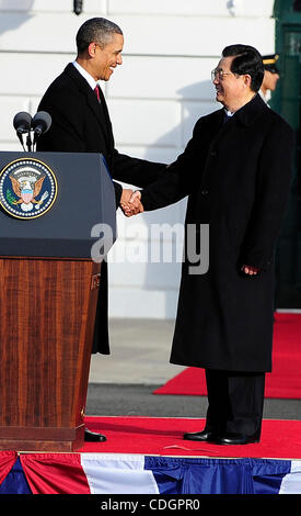 19. Januar 2011 - Washington, District Of Columbia, USA - Präsident BARACK OBAMA begrüßt Präsident HU JINTAO von der Volksrepublik China auf dem South Lawn des weißen Hauses in Washington, D.C. (Credit-Bild: © Mary F. Calvert/ZUMAPRESS.com) Stockfoto