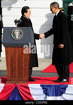 19. Januar 2011 - Washington, District Of Columbia, USA - Präsident BARACK OBAMA begrüßt Präsident HU JINTAO von der Volksrepublik China auf dem South Lawn des weißen Hauses in Washington, D.C. (Credit-Bild: © Mary F. Calvert/ZUMAPRESS.com) Stockfoto