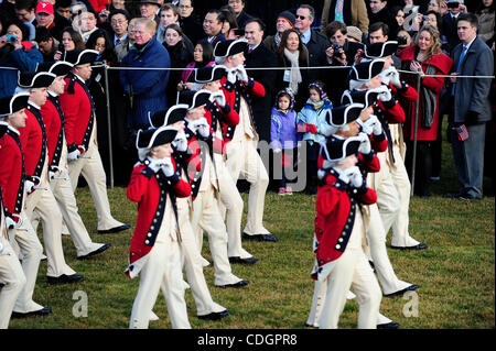 19. Januar 2011 - Washington, District Of Columbia, USA - Zuschauer beobachten, wie Präsident Obama Jintao Präsident der Volksrepublik China auf dem South Lawn des weißen Hauses in Washington, D.C. grüßt (Credit-Bild: © Mary F. Calvert/ZUMAPRESS.com) Stockfoto