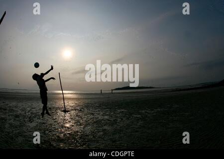 19. Januar 2011 spielten - Bintan, Indonesien - Kinder Fußball im Meer die in Bintan, Indonesien getrocknet wurde. Fußball ist Volkssport in Indonesien. Nach Angaben von Central Bureau of Statistics von ausländischen Touristen in Indonesien im ersten Semester (Januar-Juni) veröffentlicht reache Stockfoto