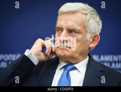 19. Januar 2011 - Straßburg, Elsass, Frankreich - Präsident des Europäischen Parlaments hören, Viktor Orban ungarische Ministerpräsident während der Pressekonferenz nach einer Rede am Ziele seines Landes nimmt es auf die sechsmonatige rotierende EU-Präsidentschaft im EU-Parlament in Straßburg, Fran Stockfoto