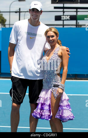 21. Januar 2011; Melbourne Park, Melbourne, Australien;  Kym Johnson von ABC Dancing With the Stars und John Isner (USA) am fünften Tag der 2011 Australian Open in Melbourne Park. Obligatorische Credit: Susan Mullane/Zuma Press Stockfoto