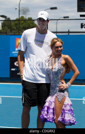 21. Januar 2011; Melbourne Park, Melbourne, Australien;  Kym Johnson von ABC Dancing With the Stars und John Isner (USA) am fünften Tag der 2011 Australian Open in Melbourne Park. Obligatorische Credit: Susan Mullane/Zuma Press Stockfoto